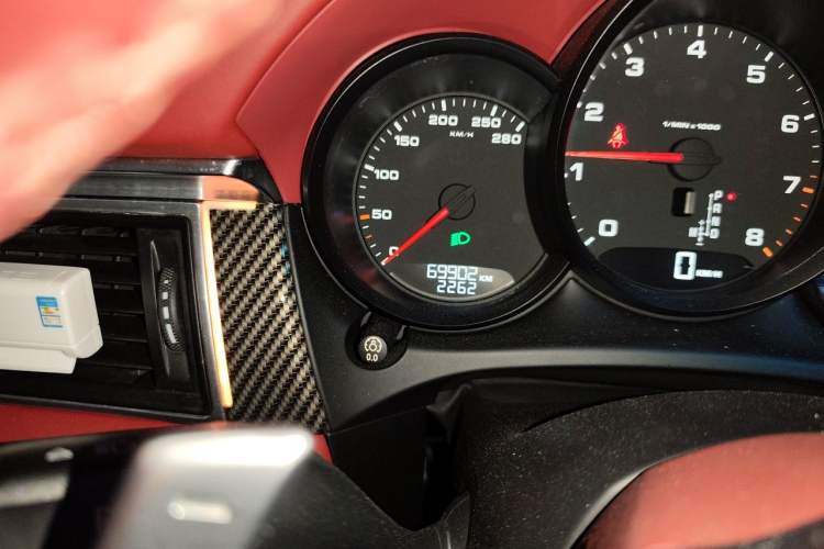 Used Porsche Macan 2014 Macan 2.0T Odometer Close Up