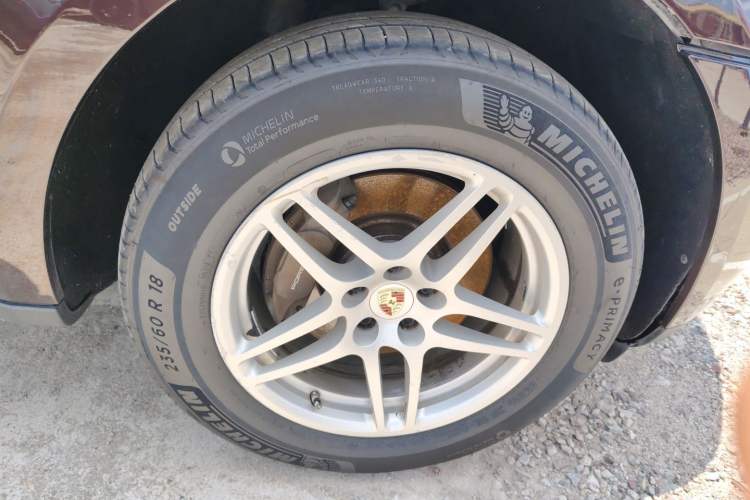 Used Porsche Macan 2014 Macan 2.0T Right Front Wheel Hub