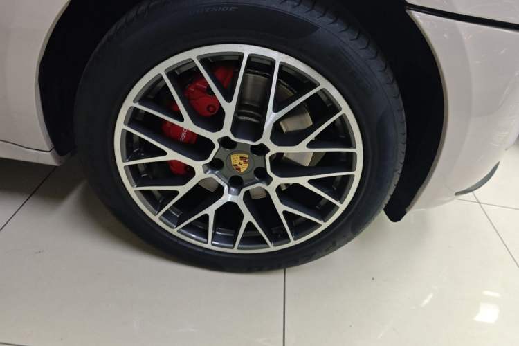 Used Porsche Macan 2014 Macan Turbo 3.6T Right Front Wheel Hub