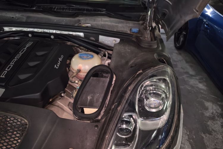 Used Porsche Macan 2014 Macan Turbo 3.6T Engine Bay Left