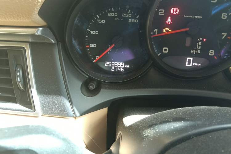 Used Porsche Macan 2014 Macan 2.0T Odometer Close Up