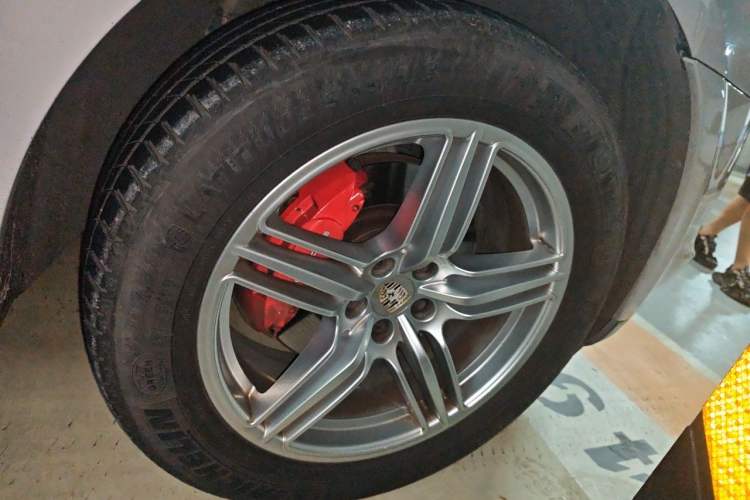 Used Porsche Macan 2014 Macan 2.0T Right Front Wheel Hub