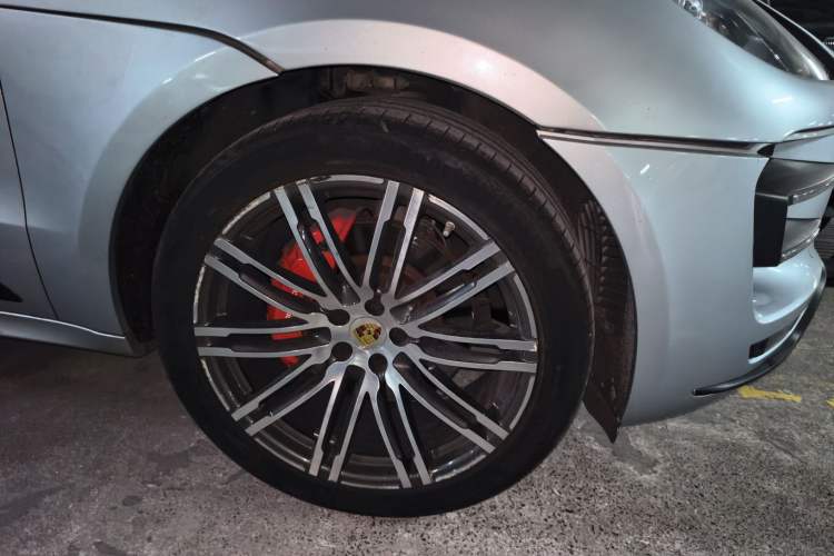 Used Porsche Macan 2014 Macan Turbo 3.6T Right Front Wheel Hub