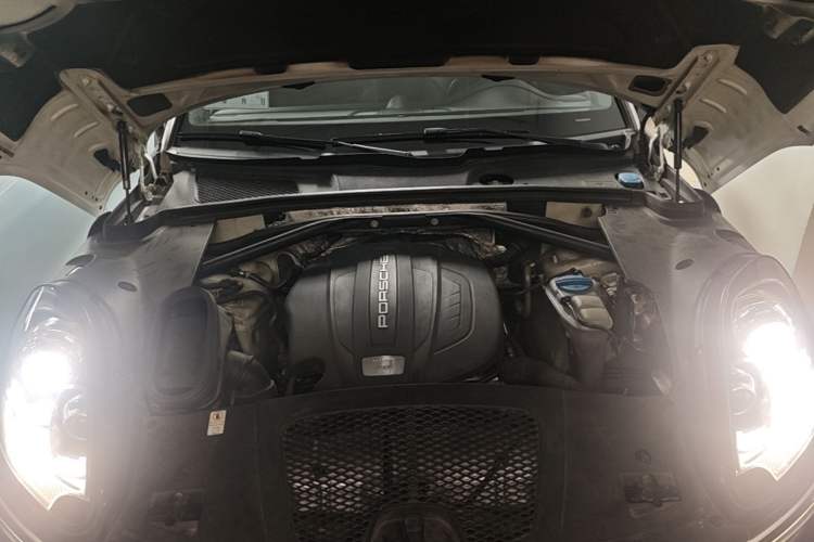 Used Porsche Macan 2014 Macan 2.0T Engine Bay