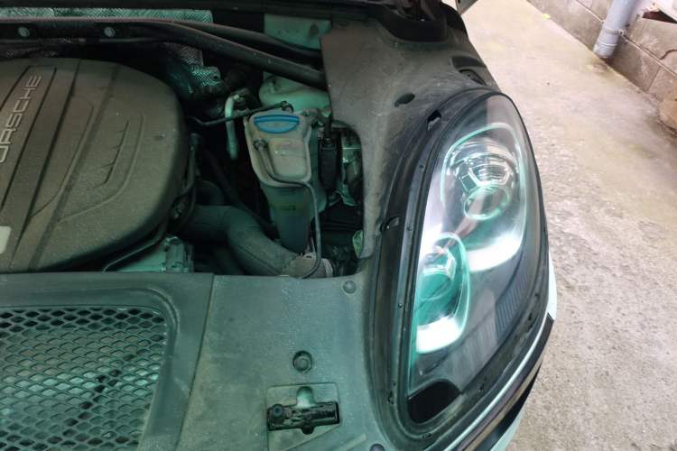 Used Porsche Macan  Engine Bay Left