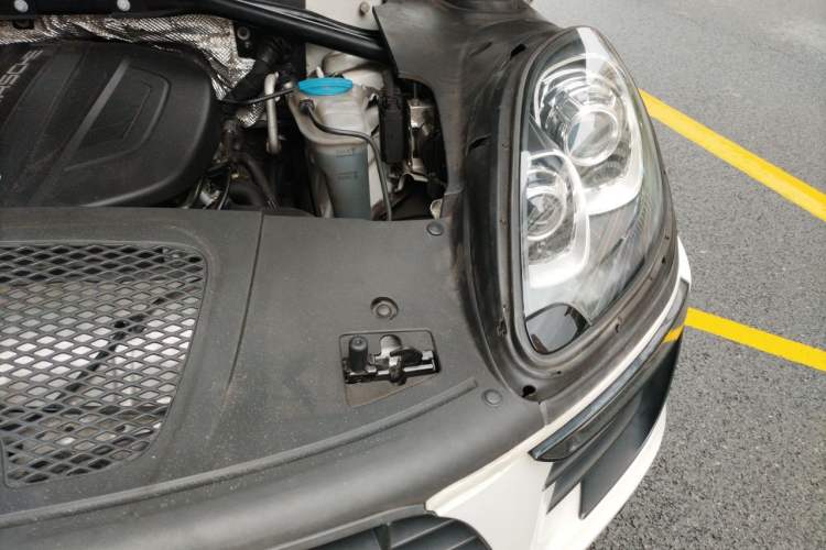 Used Porsche Macan 2014 Macan 2.0T Engine Bay Left