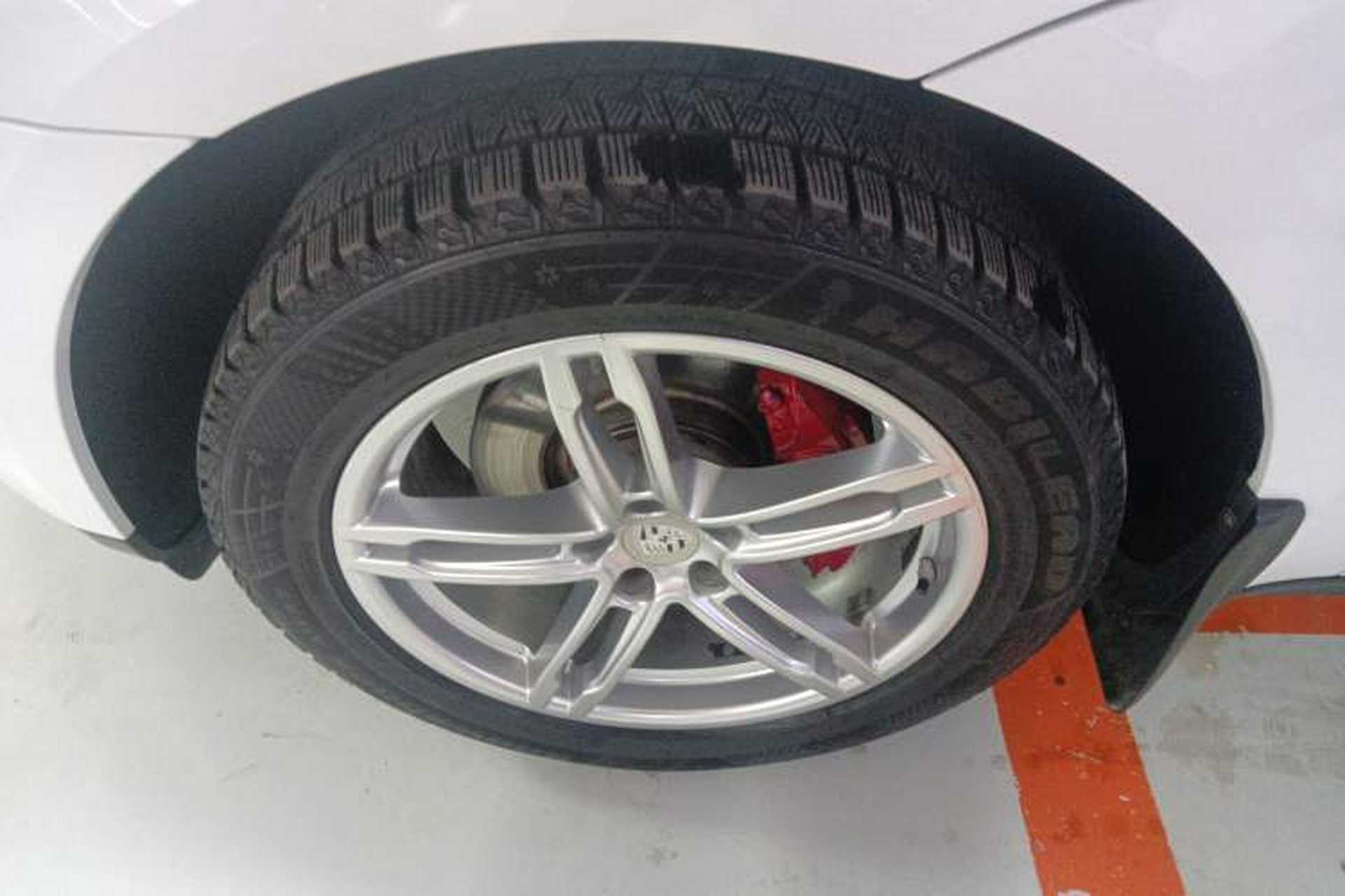 Used Porsche Macan 2014 Macan 2.0T Left Front Wheel Hub