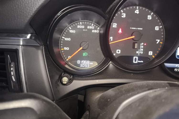 Used Porsche Macan 2014 Macan 2.0T Odometer Close Up