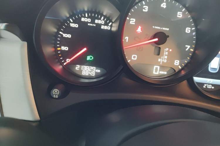 Used Porsche Macan 2014 Macan S 3.0T Odometer Close Up