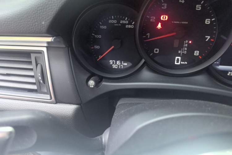 Used Porsche Macan 2014 Macan 2.0T Odometer Close Up