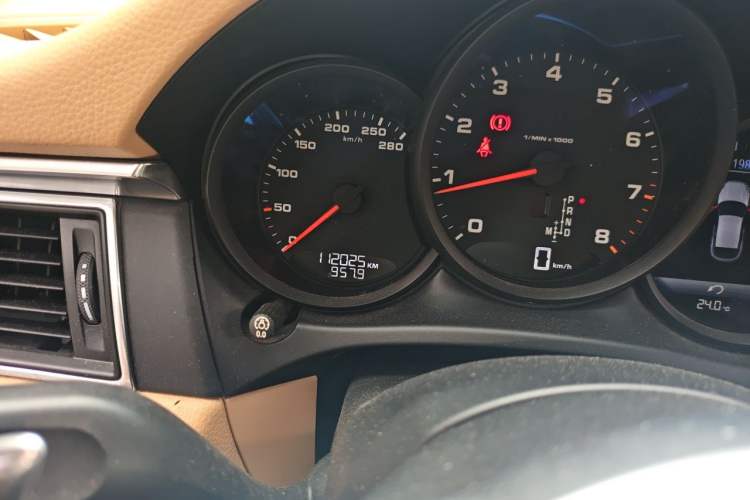 Used Porsche Macan 2014 Macan 2.0T Odometer Close Up