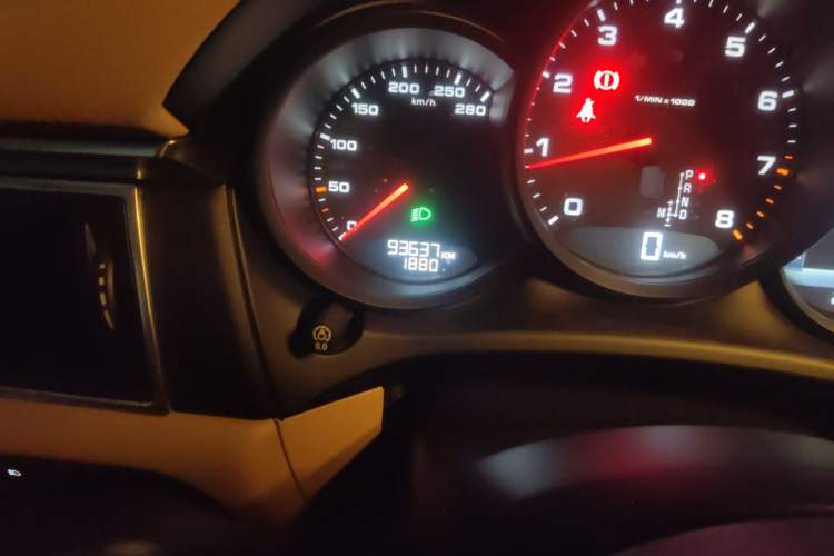 Used Porsche Macan 2014 Macan 2.0T Odometer Close Up