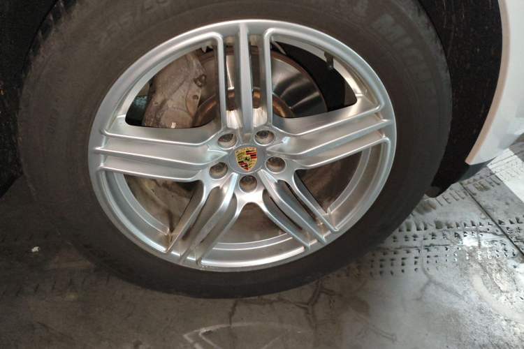 Used Porsche Macan 2014 Macan 2.0T Right Front Wheel Hub