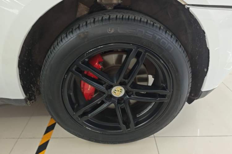 Used Porsche Macan 2014 Macan 2.0T Right Front Wheel Hub