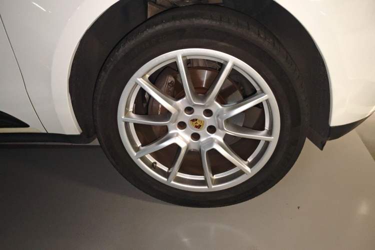 Used Porsche Macan 2014 Macan 2.0T Right Front Wheel Hub