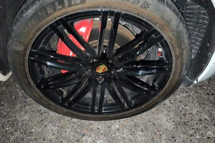 Used Porsche Macan 2014 Macan Turbo 3.6T Right Front Wheel Hub