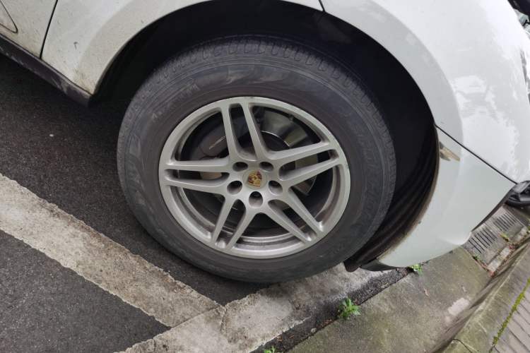 Used Porsche Macan 2014 Macan 2.0T Right Front Wheel Hub
