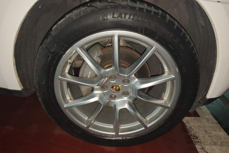 Used Porsche Macan 2014 Macan 2.0T Right Front Wheel Hub