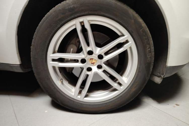 Used Porsche Macan 2014 Macan 2.0T Right Front Wheel Hub