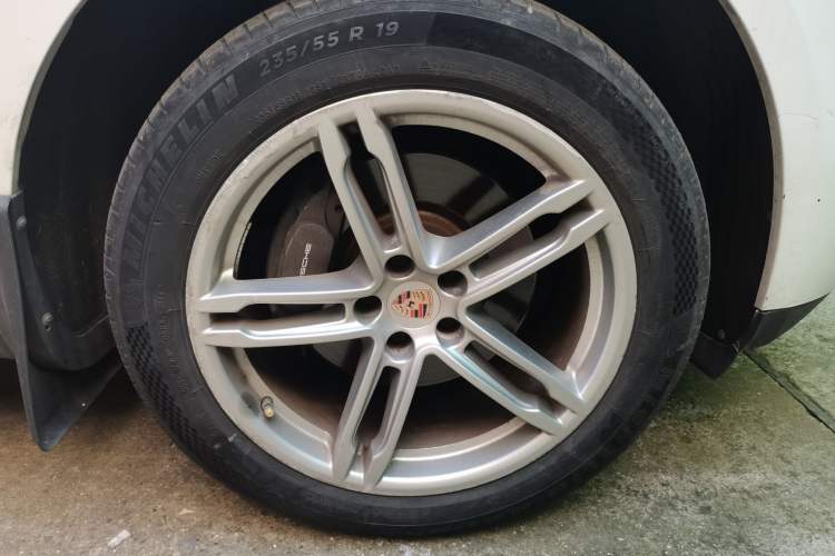 Used Porsche Macan  Right Front Wheel Hub