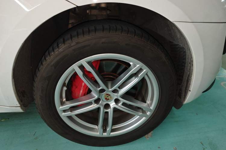 Used Porsche Macan 2014 Macan Turbo 3.6T Right Front Wheel Hub