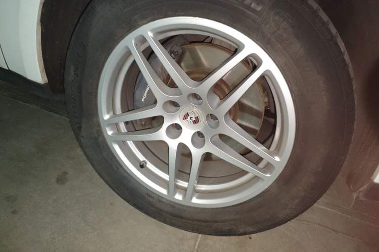 Used Porsche Macan 2014 Macan 2.0T Right Front Wheel Hub