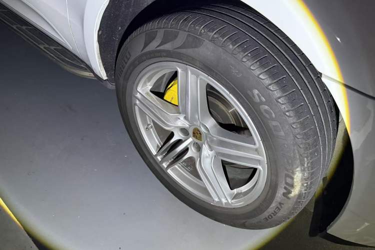 Used Porsche Macan 2014 Macan 2.0T Right Front Wheel Hub