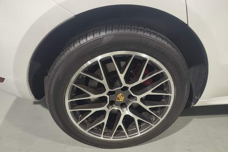 Used Porsche Macan 2014 Macan Turbo 3.6T Right Rear Wheel Hub