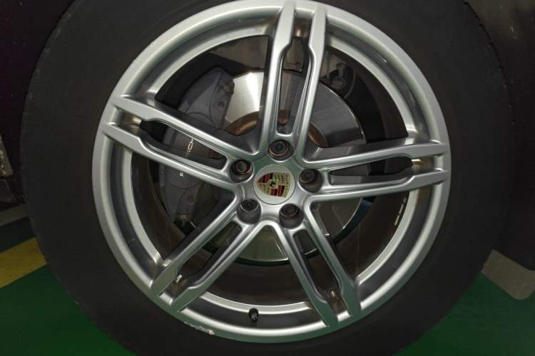 Used Porsche Macan 2014 Macan 2.0T Right Front Wheel Hub