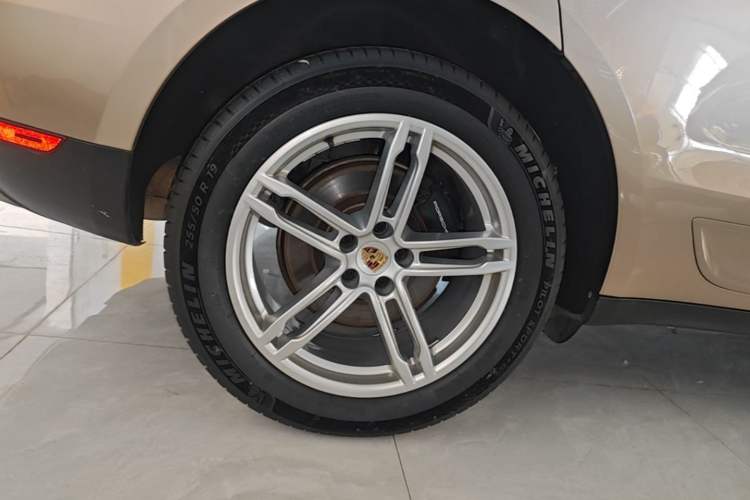 Used Porsche Macan 2014 Macan 2.0T Right Rear Wheel Hub