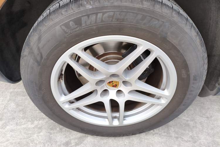Used Porsche Macan 2014 Macan 2.0T Right Rear Wheel Hub