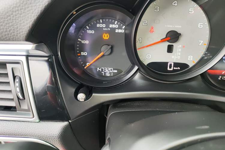 Used Porsche Macan 2016 Macan S 3.0T Odometer Close Up