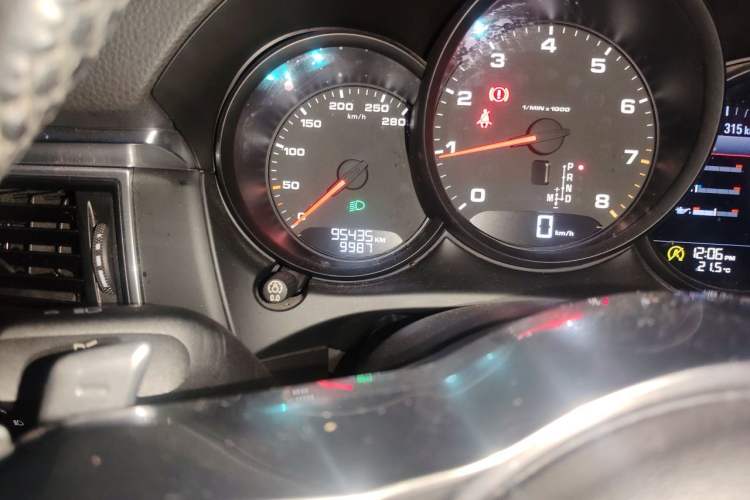 Used Porsche Macan 2016 Macan 2.0T Odometer Close Up