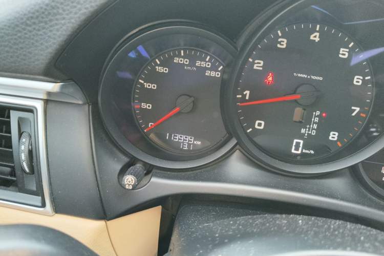 Used Porsche Macan 2016 Macan 2.0T Odometer Close Up
