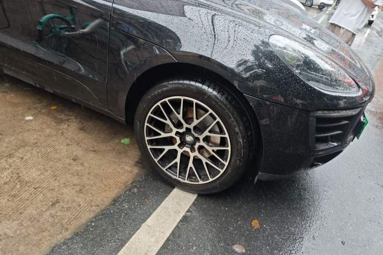 Used Porsche Macan 2016 Macan 2.0T Right Front Wheel Hub