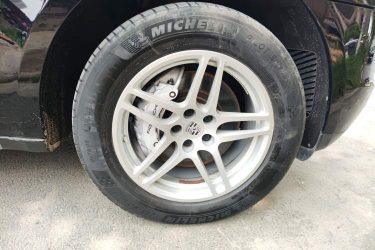 Used Porsche Macan 2016 Macan S 3.0T Right Front Wheel Hub