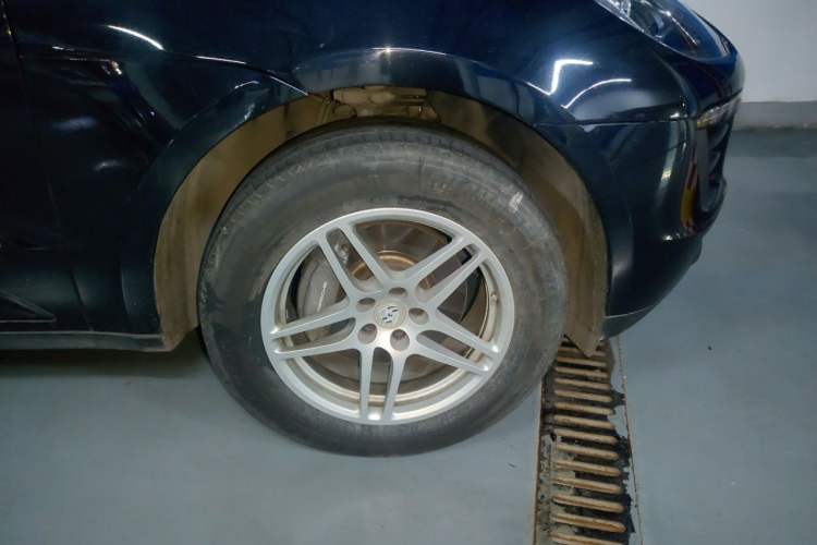 Used Porsche Macan 2016 Macan 2.0T Right Front Wheel Hub