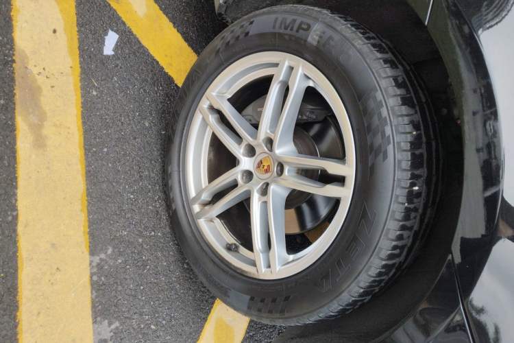 Used Porsche Macan 2016 Macan 2.0T Right Front Wheel Hub
