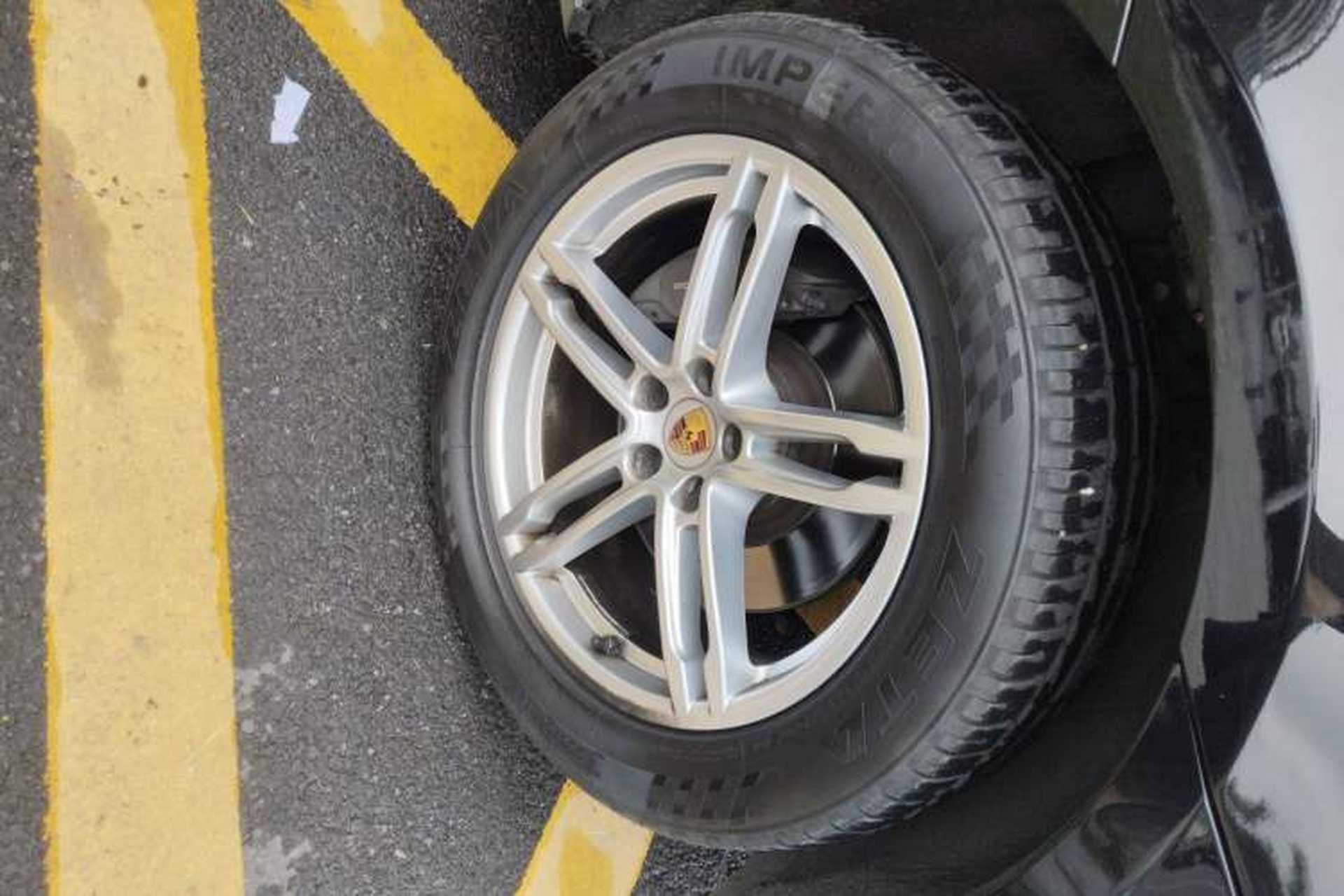 Used Porsche Macan 2016 Macan 2.0T Right Front Wheel Hub