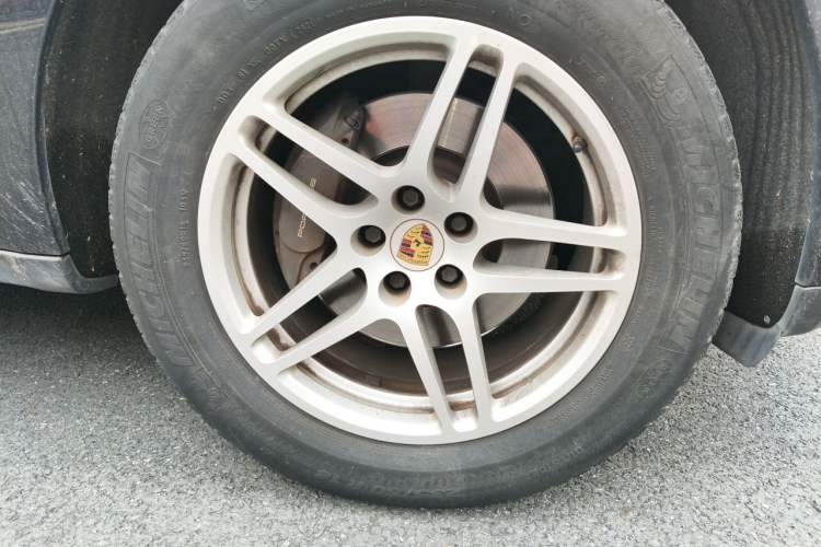Used Porsche Macan 2016 Macan 2.0T Right Front Wheel Hub