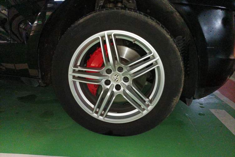 Used Porsche Macan 2016 Macan S 3.0T Right Front Wheel Hub