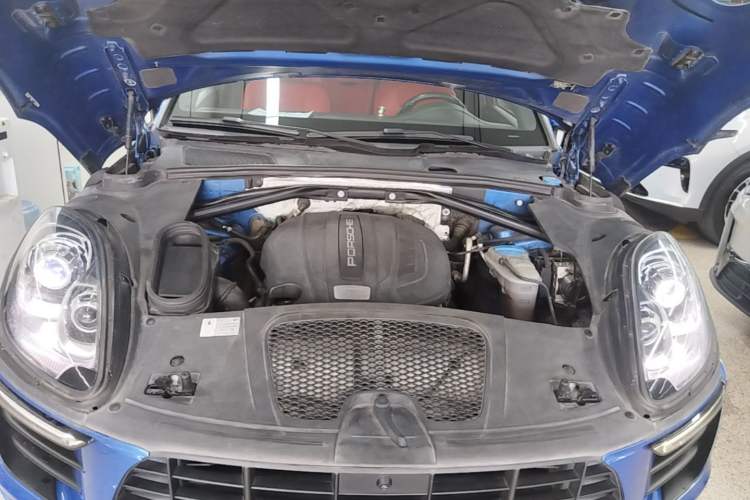 Used Porsche Macan 2016 Macan 2.0T Engine Bay