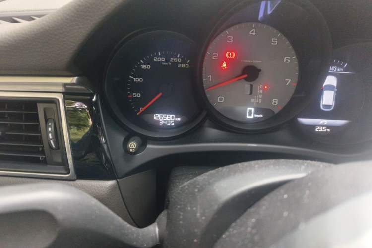 Used Porsche Macan 2016 Macan S 3.0T Odometer Close Up