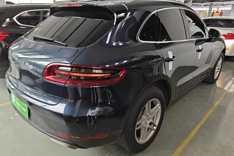 Used Porsche Macan 2016 Macan 2.0T Rear Right 45 Deg