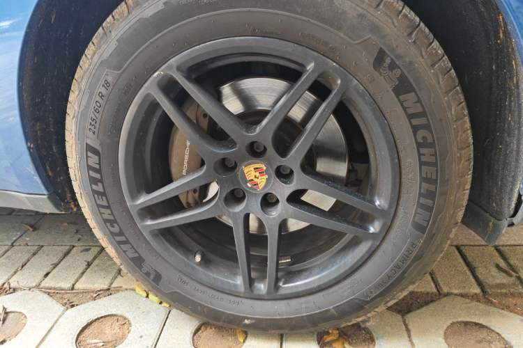 Used Porsche Macan 2016 Macan 2.0T Right Front Wheel Hub