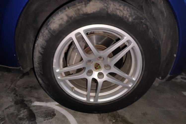 Used Porsche Macan 2016 Macan 2.0T Right Front Wheel Hub