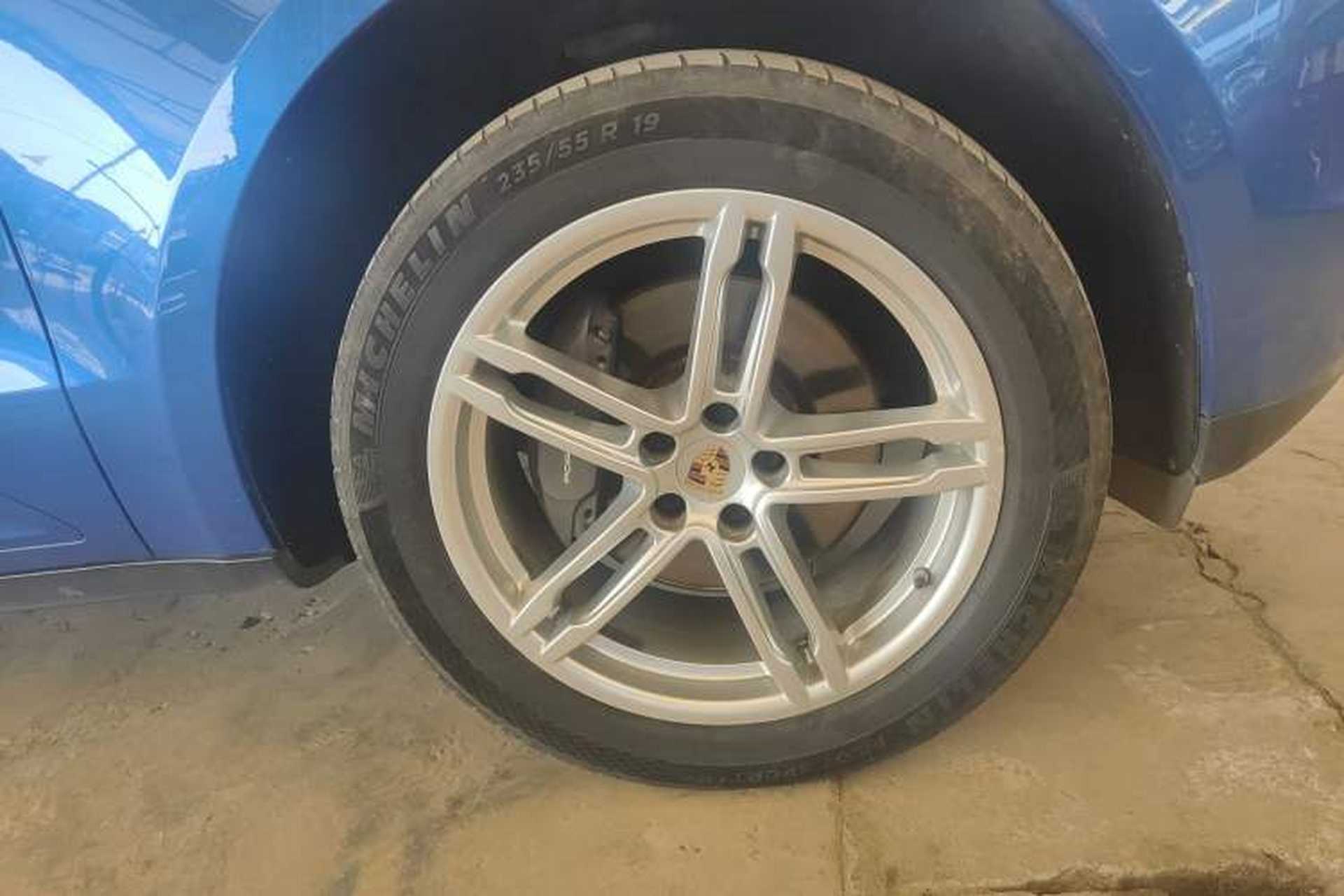 Used Porsche Macan 2016 Macan 2.0T Right Front Wheel Hub