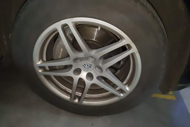 Used Porsche Macan 2016 Macan 2.0T Right Front Wheel Hub