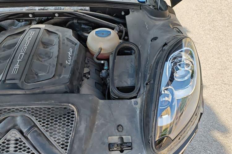 Used Porsche Macan  Engine Bay Left