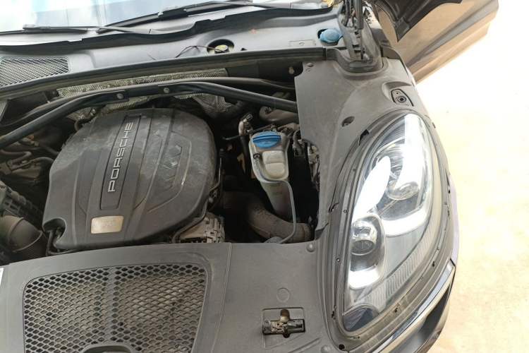 Used Porsche Macan 2016 Macan 2.0T Engine Bay Left